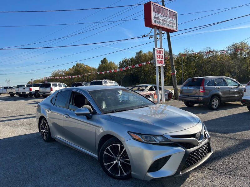 2019 Toyota Camry SE's photo