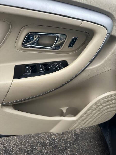 2016 Ford Taurus SE