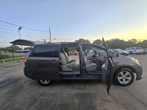 2012 Toyota Sienna LE 8-Passenger