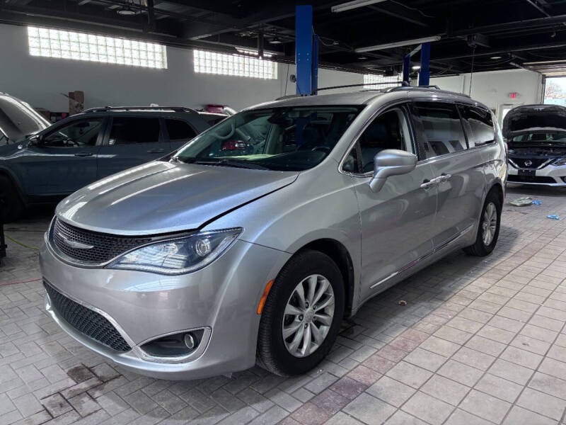 2017 Chrysler Pacifica Touring-L's photo