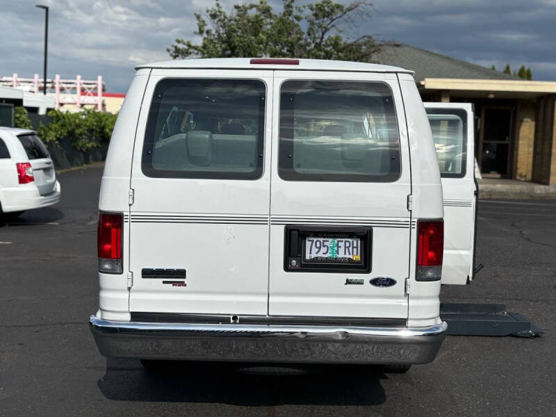 2011 Ford E-Series E-350 SD XLT