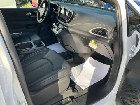 2026 Chrysler Pacifica Select