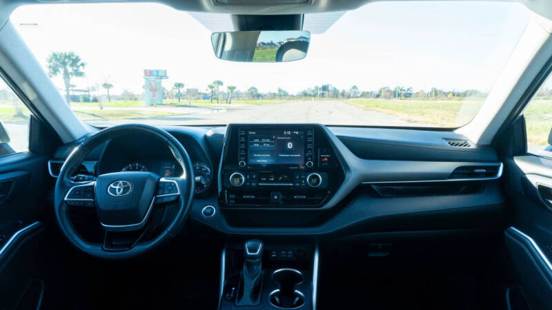 2022 Toyota Highlander LE