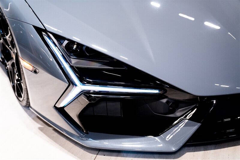 2024 Lamborghini Revuelto