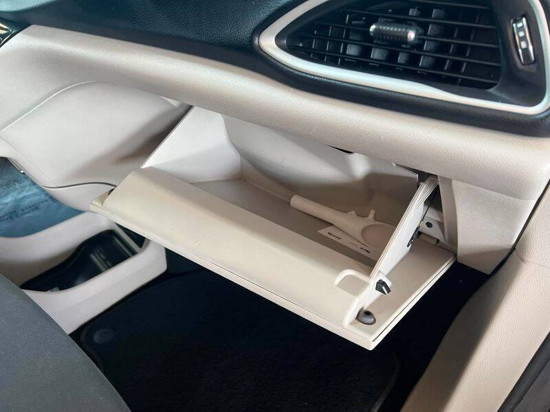 2022 Chrysler Voyager LX