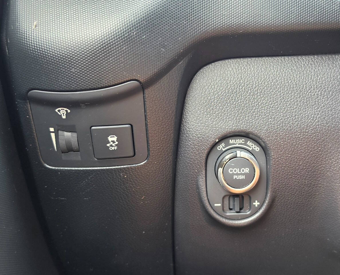 Red 2013 Kia Soul + + 4dr Crossover 6A 29