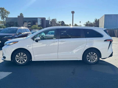 2022 Toyota Sienna LE 8-Passenger