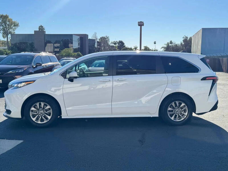 2022 Toyota Sienna LE 8-Passenger