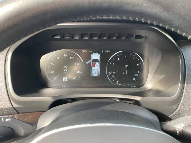 2017 Volvo XC90 T6 Momentum