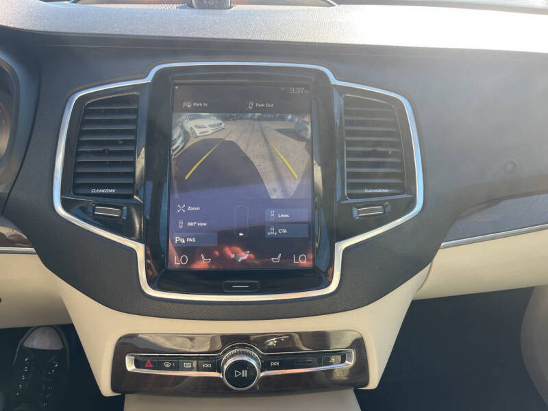 2016 Volvo XC90 T6 Momentum