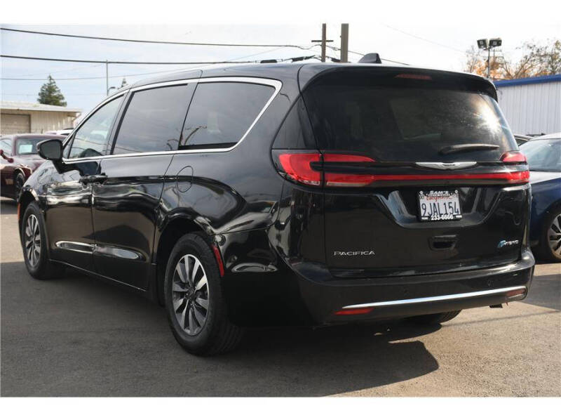2024 Chrysler Pacifica Plug-In Hybrid Select