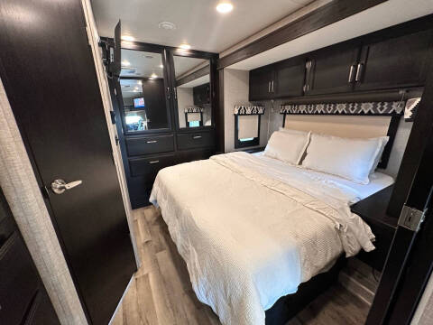 2022 Jayco Grayhawk 27, King Bed  Sleeps 6 , Gas Engine