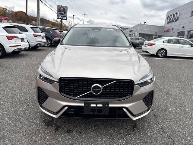 2025 Volvo XC60 B5 Core Dark Theme