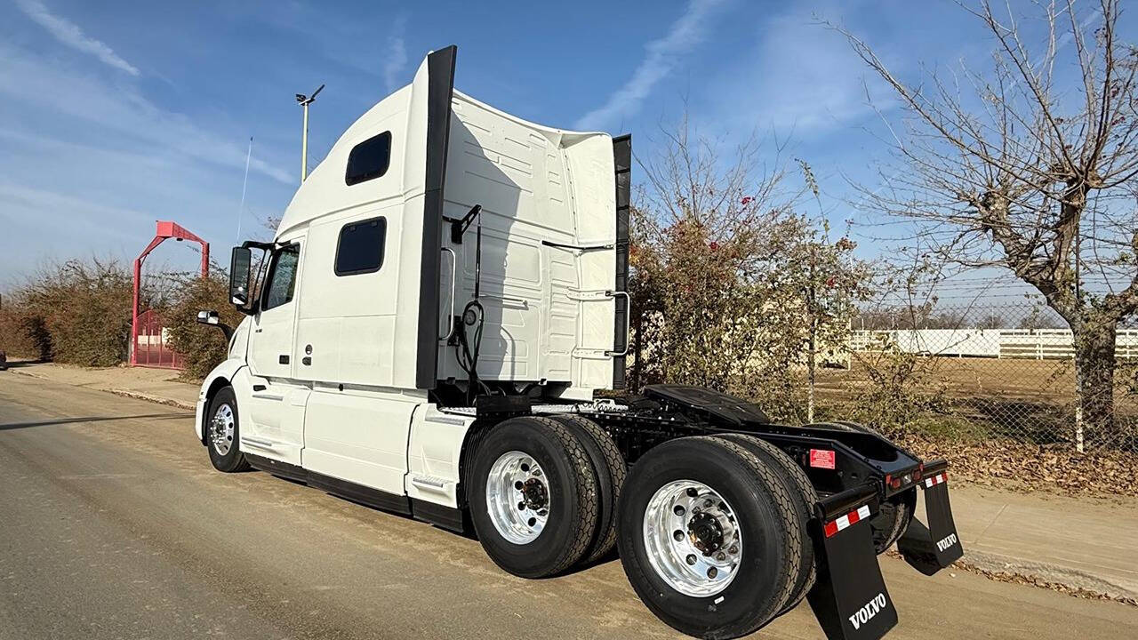 2024 VOLVO VNL 860 SLEEPER for sale at KING TRUCK TRAILER SALES in Bakersfield, CA