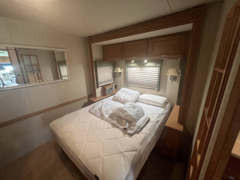 2007 Winnebago Adventurer