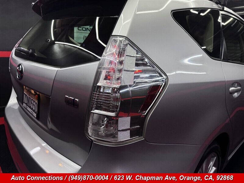 2014 Toyota Prius v Five