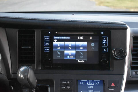 2017 Toyota Sienna SE 8-Passenger