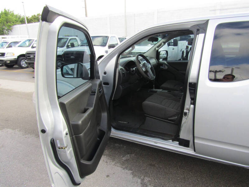 2015 Nissan Frontier SV photo 11