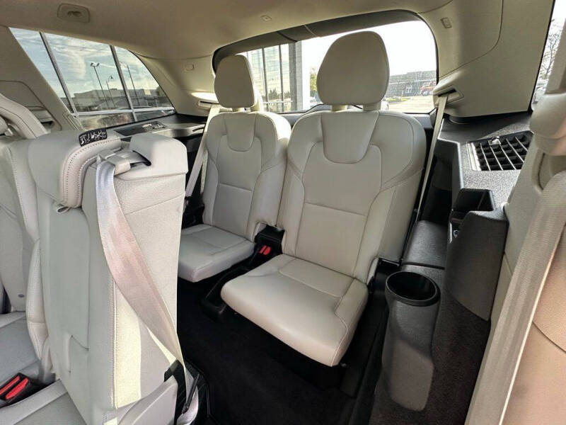 2022 Volvo XC90 T6 Momentum 7-Passenger