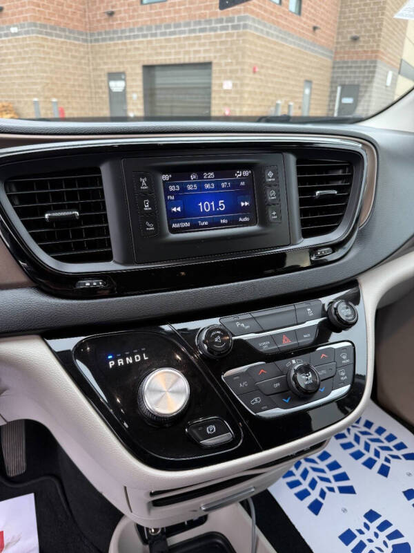 2017 Chrysler Pacifica Touring-L