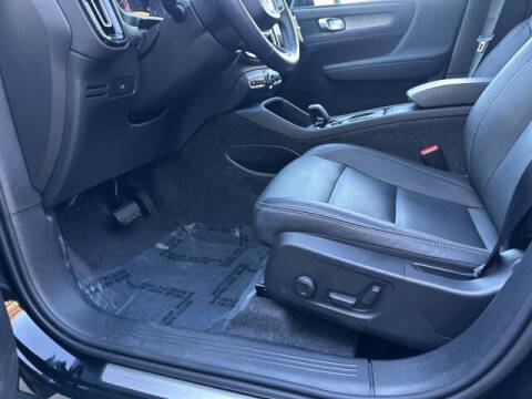 2025 Volvo XC40 B5 Core Bright Theme