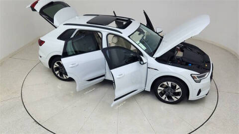 2022 Audi e-tron quattro Premium