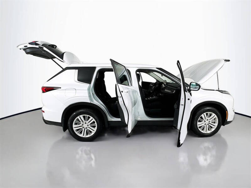 2023 Mitsubishi Outlander ES