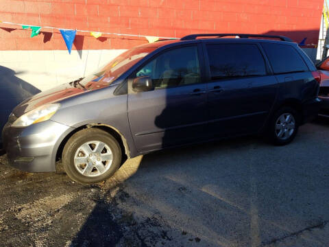 2007 Toyota Sienna for sale at Best Deal Motors in Saint Charles MO
