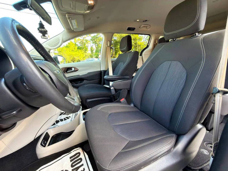 2022 Chrysler Voyager LX