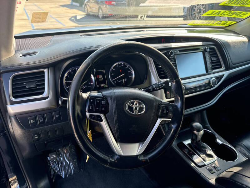 2017 Toyota Highlander SE photo 18