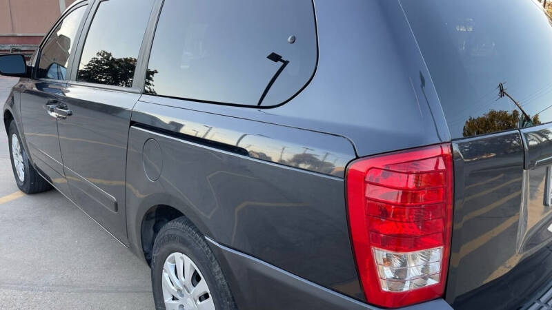 2014 Kia Sedona LX photo 6