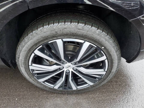 2025 Volvo XC60 B5 Plus Dark Theme