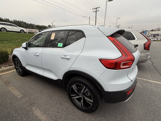2025 Volvo XC40 B5 Core Bright Theme