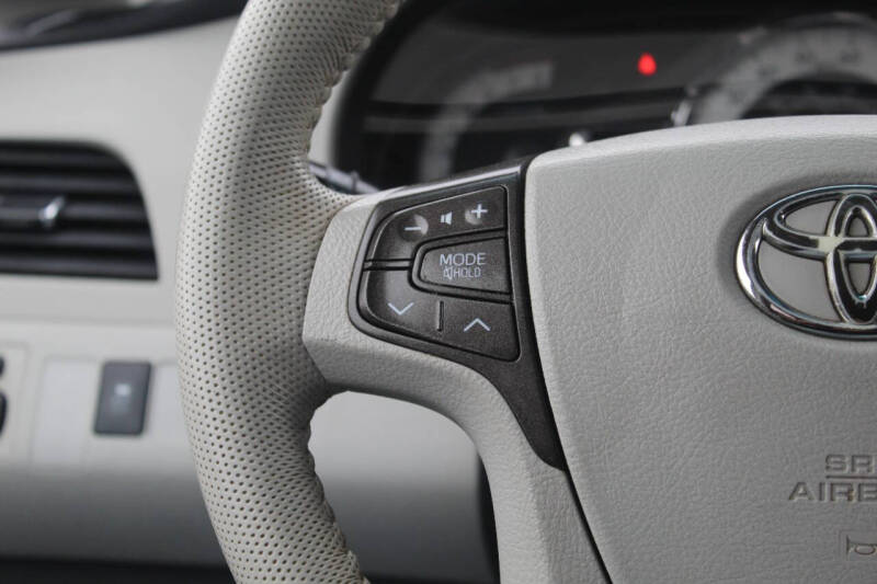 2013 Toyota Sienna SE 8-Passenger