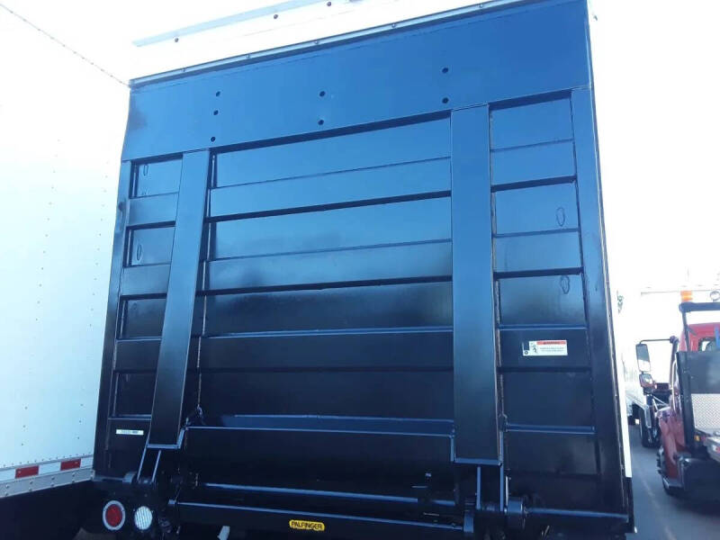 2021 Freightliner M2 106