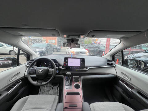 2022 Toyota Sienna LE 8-Passenger