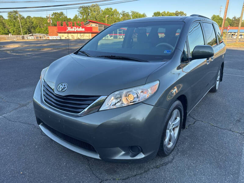 2013 Toyota Sienna LE 8-Passenger