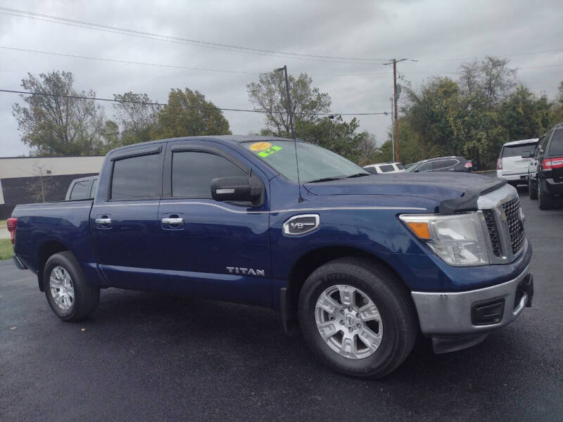 2017 Nissan Titan SV photo 4