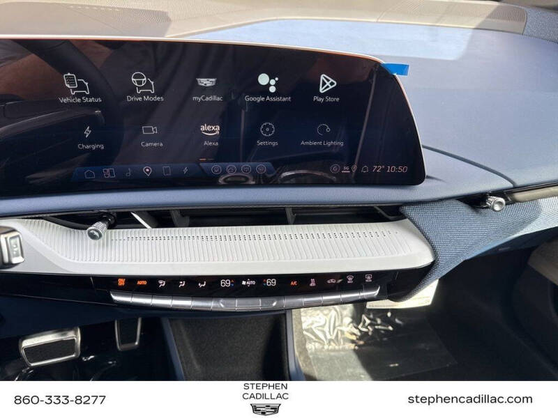 2025 Cadillac OPTIQ Luxury 2