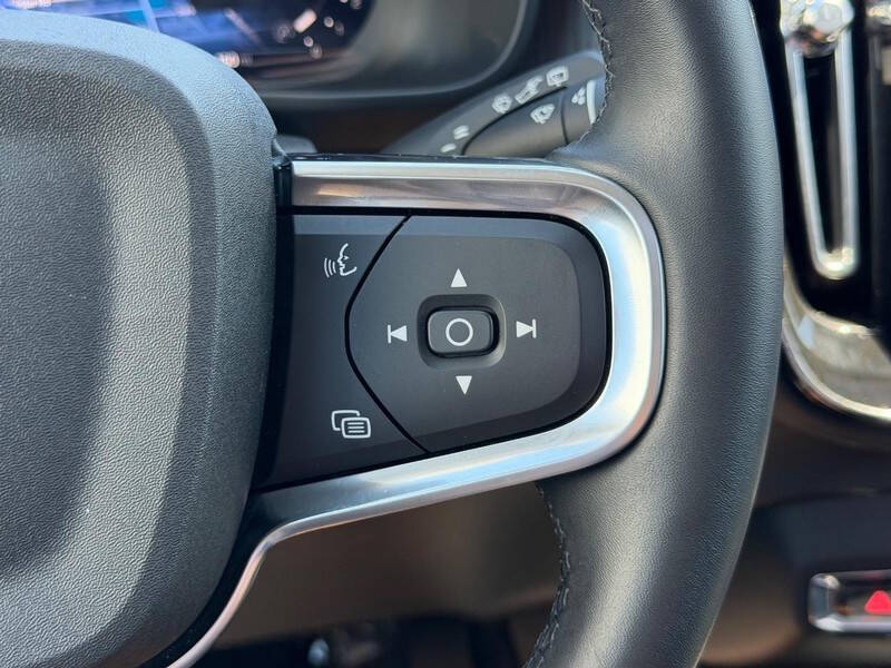 2025 Volvo XC40 B5 Plus Bright Theme
