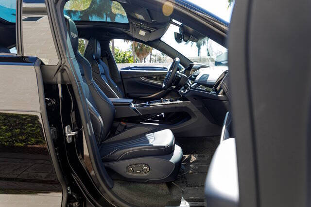 2025 Aston Martin DBX 707