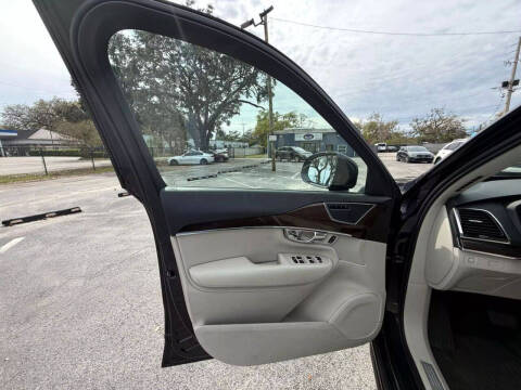 2016 Volvo XC90 T6 Momentum