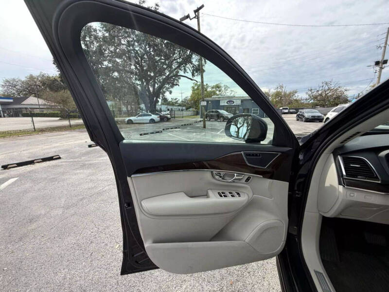 2016 Volvo XC90 T6 Momentum