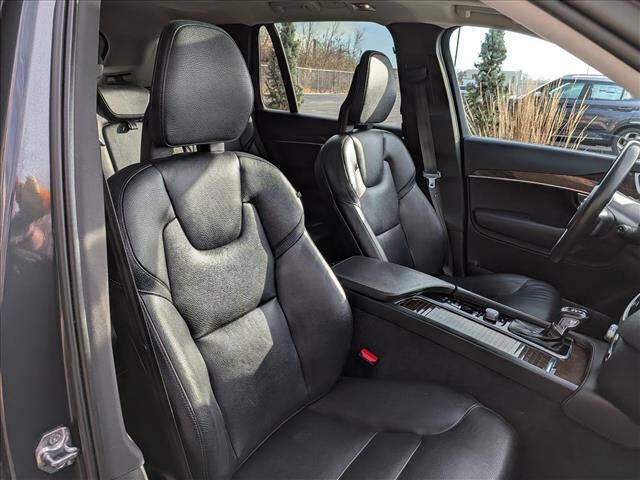 2016 Volvo XC90 T6 Momentum