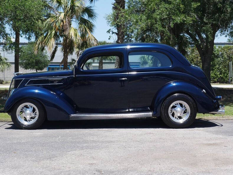 1937 Ford Deluxe