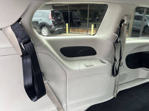 2022 Chrysler Voyager LX