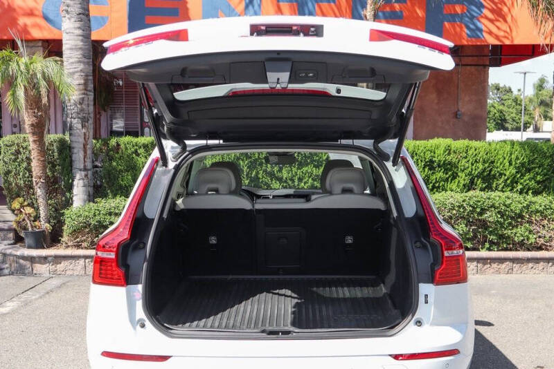 2024 Volvo XC60 B5 Core Dark Theme