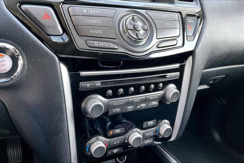 2017 Nissan Pathfinder SV
