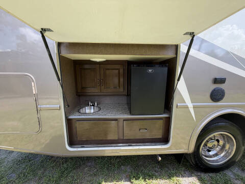2017 Thor Motor Coach Hurricane