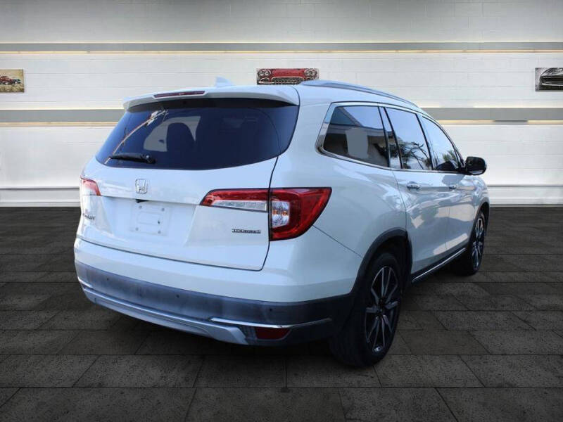 2019 Honda Pilot Touring w/Rear Captain's Chairs